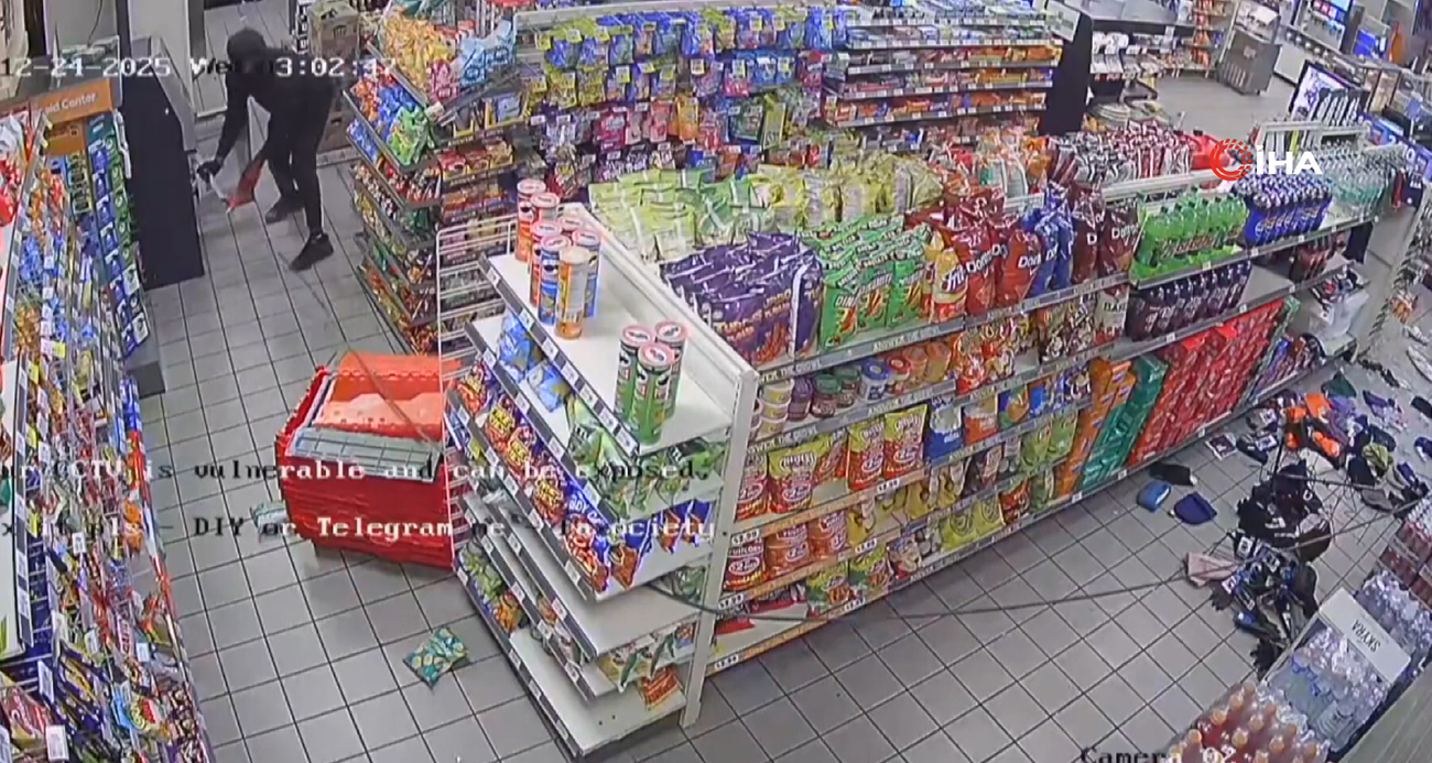 ABD’de hırsızlar çalıntı araçla market ATM’sini yerinden söktü