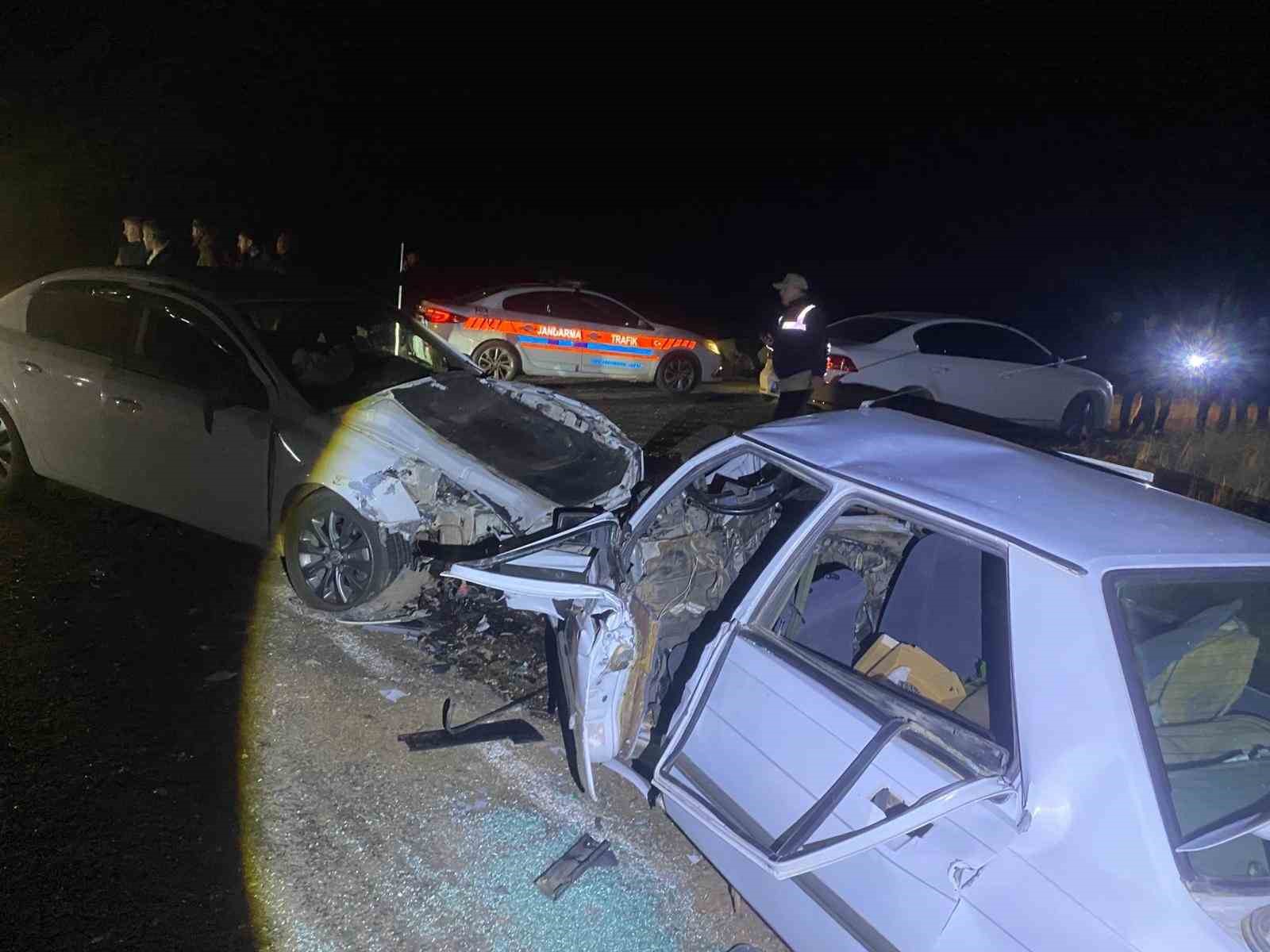 Siverek’te otomobiller kafa kafaya çarpıştı: 2’si ağır 7 yaralı