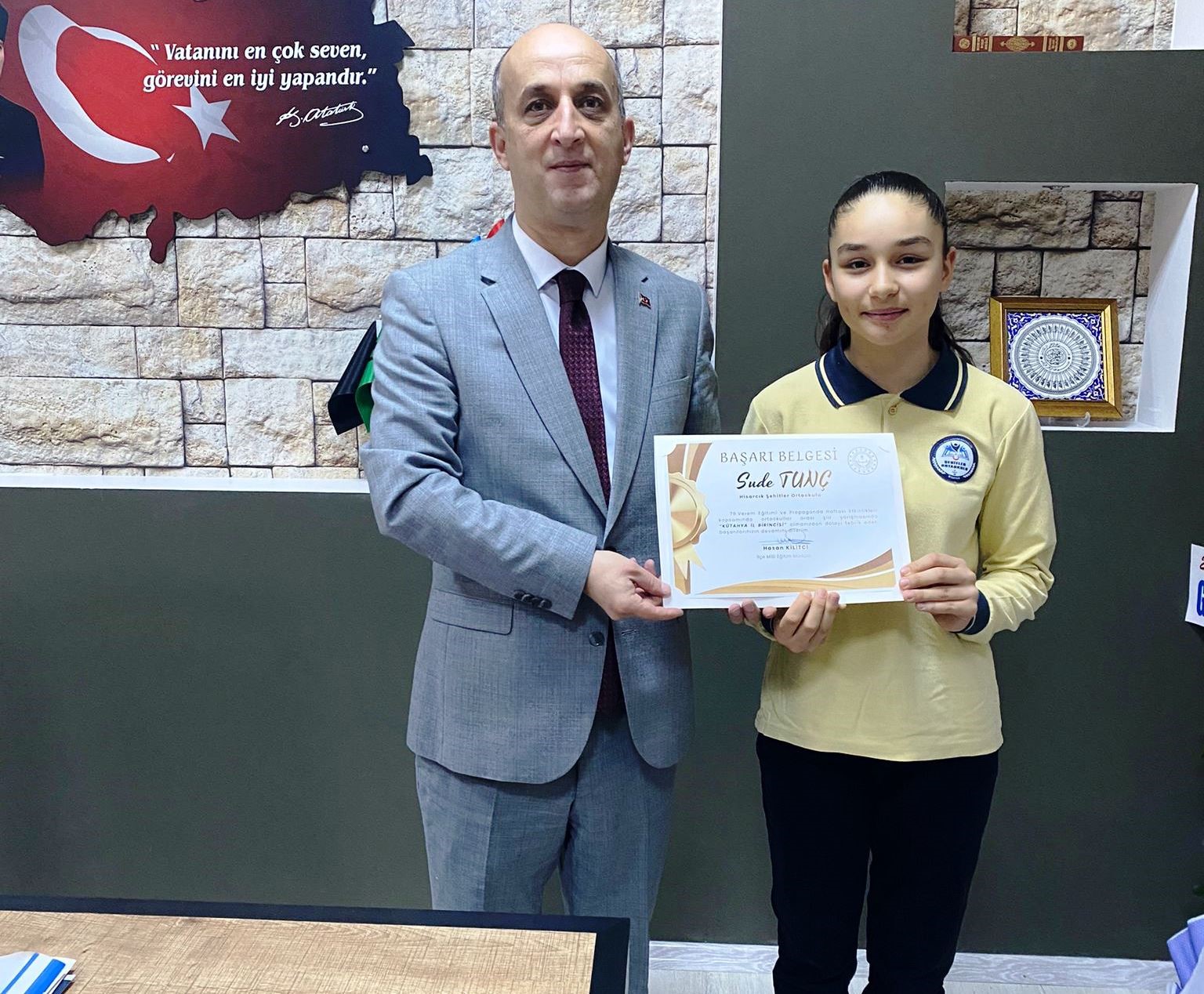 Hisarcık’ta şiir yarışmasında il birincisi olan öğrenci ödüllendirildi