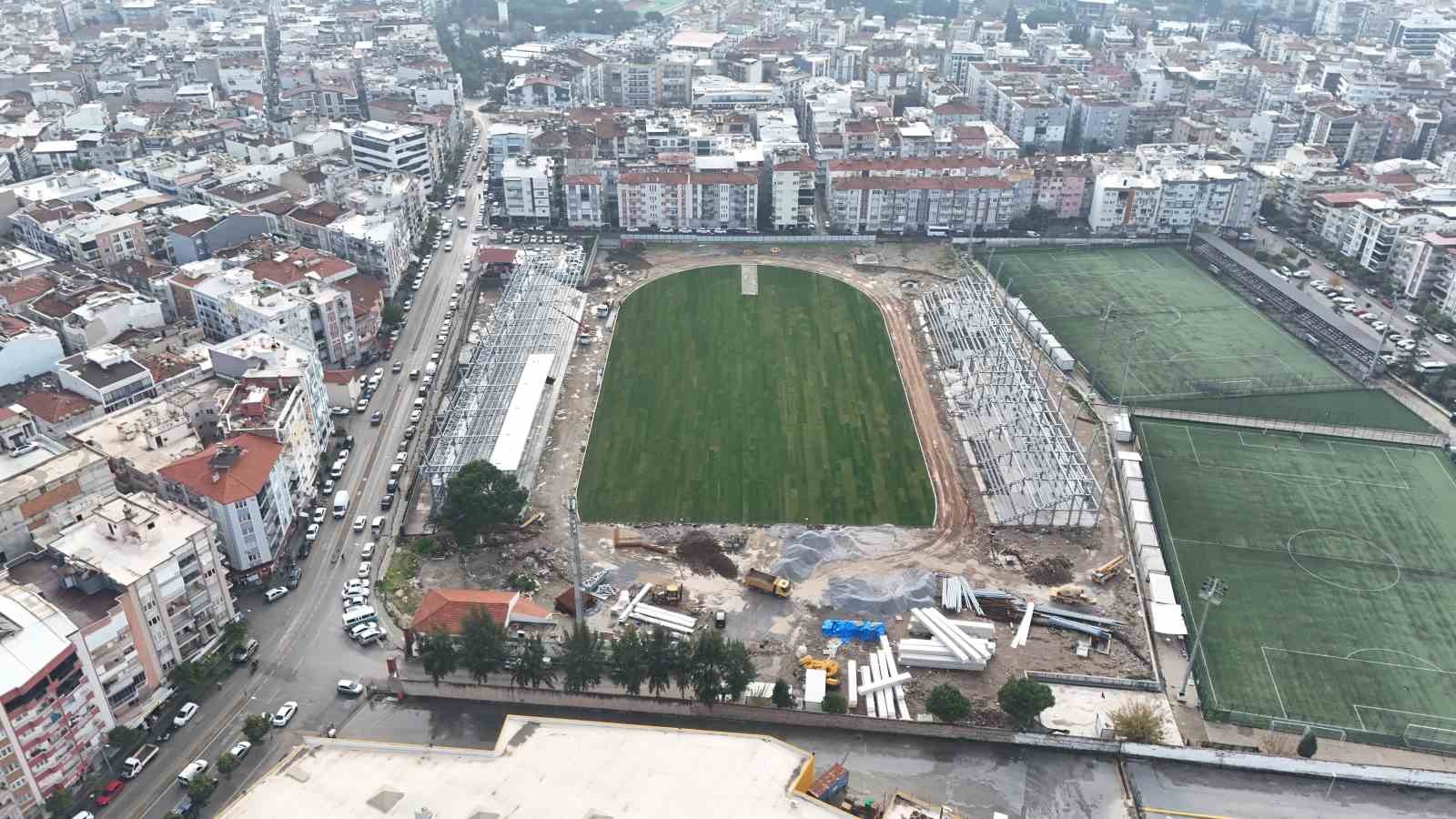 Adnan Menderes Stadyumu’nda çim serildi