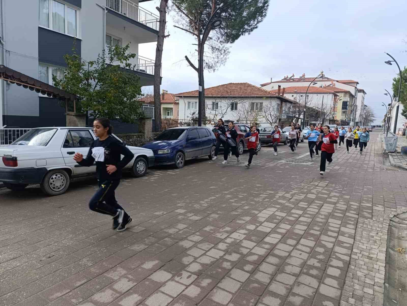 Selendi’de kros yarışı nefes kesti