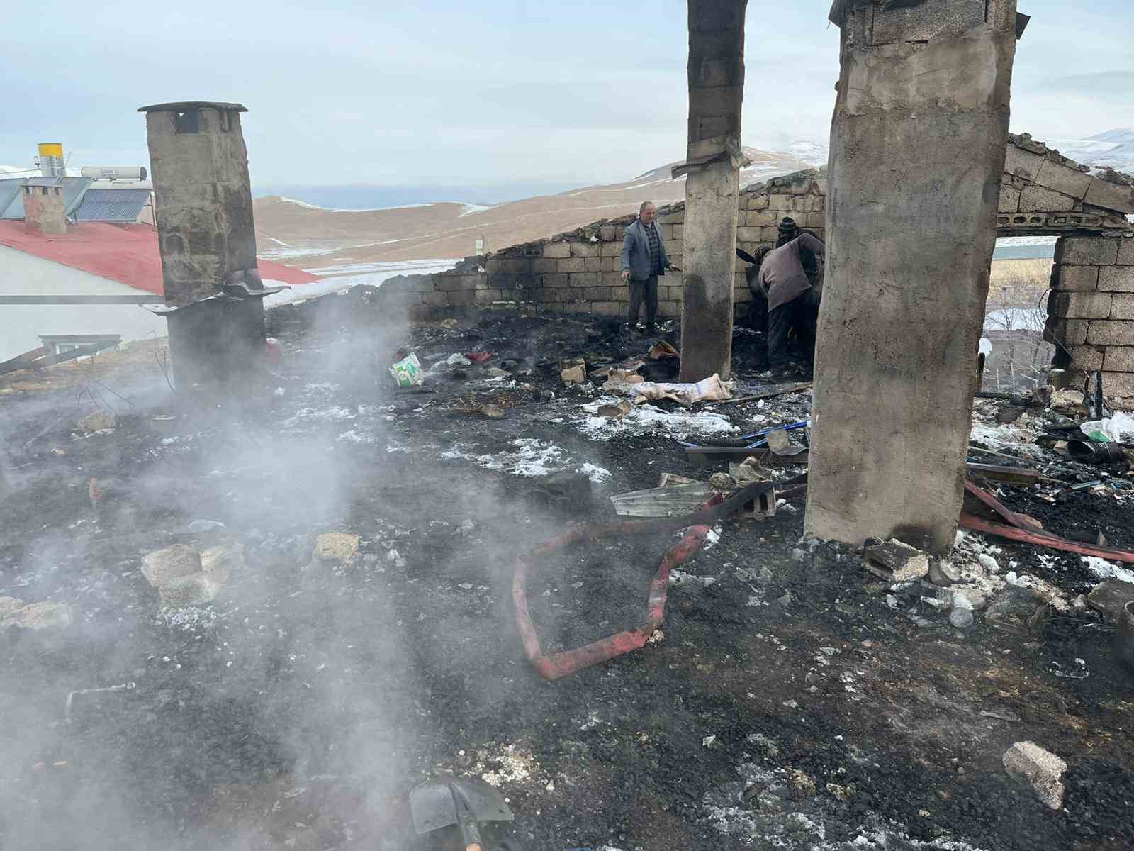 Çatak’ta çatı yangını: 2 kişi dumandan etkilendi
