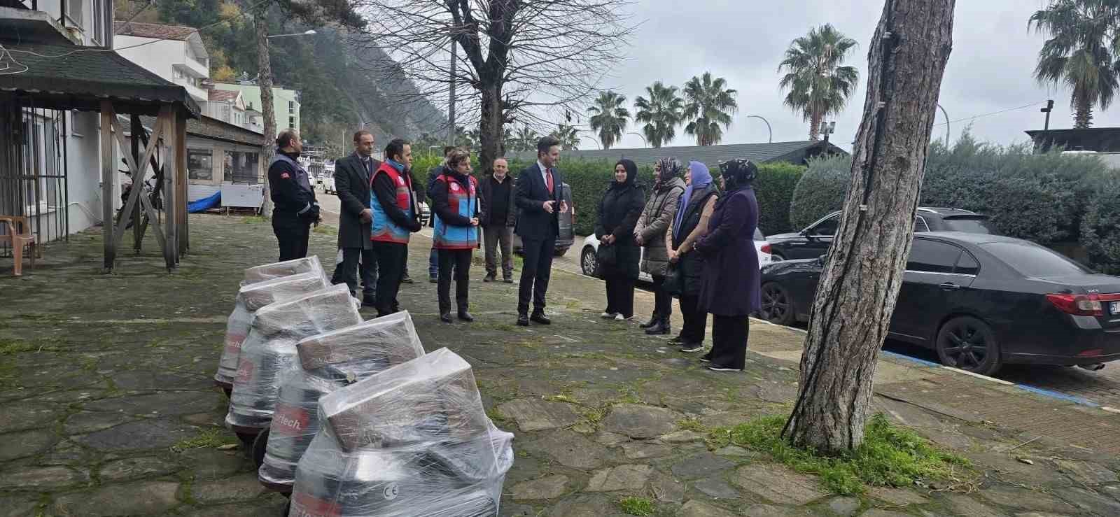 Ayancık’ta kadın üreticilere makine desteği