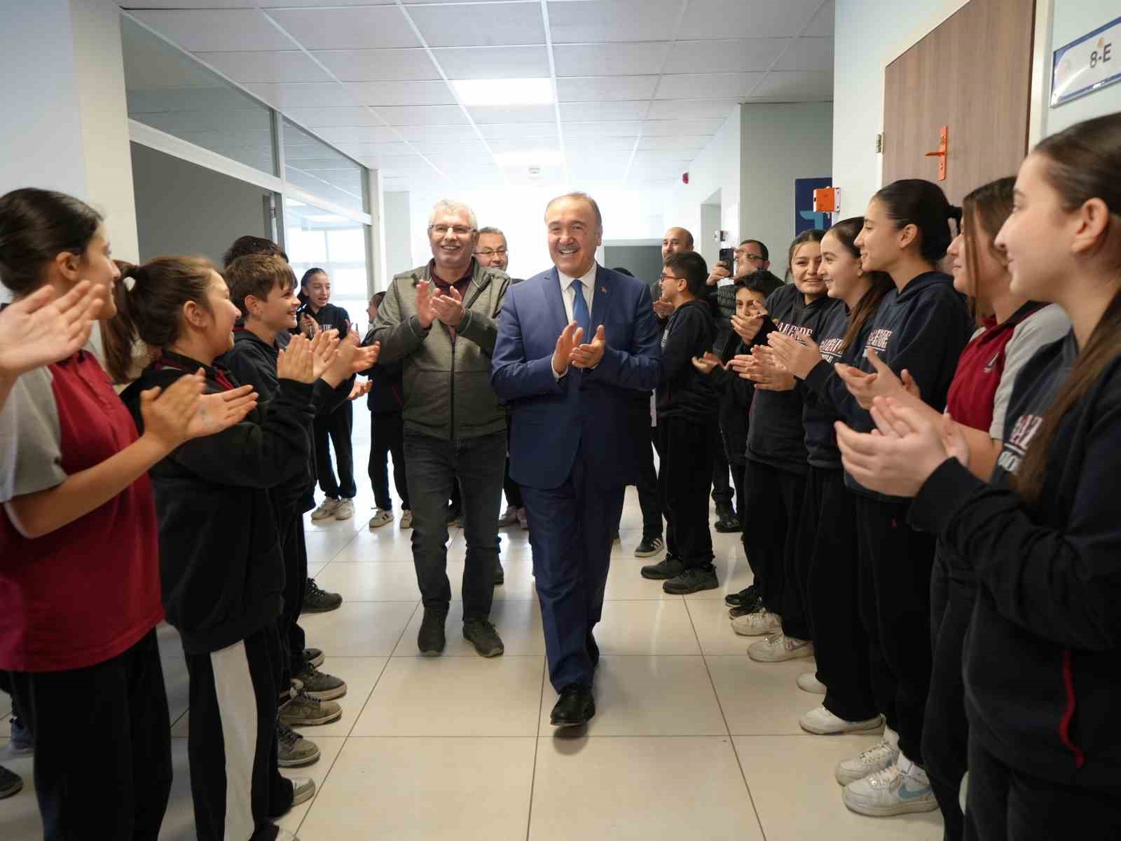 Emekli olan okul müdürünü öğrencileri alkışlarla uğurladı: Gözyaşlarına hakim olamadı