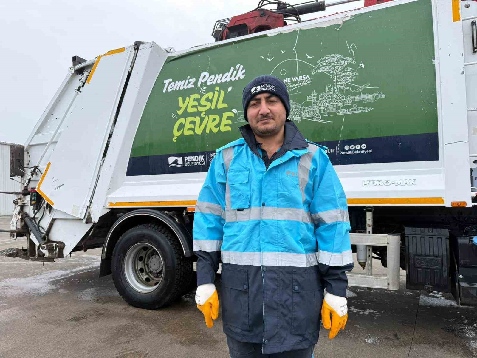 Pendik’te çöpten çıkan bağlama gönüllere dokundu