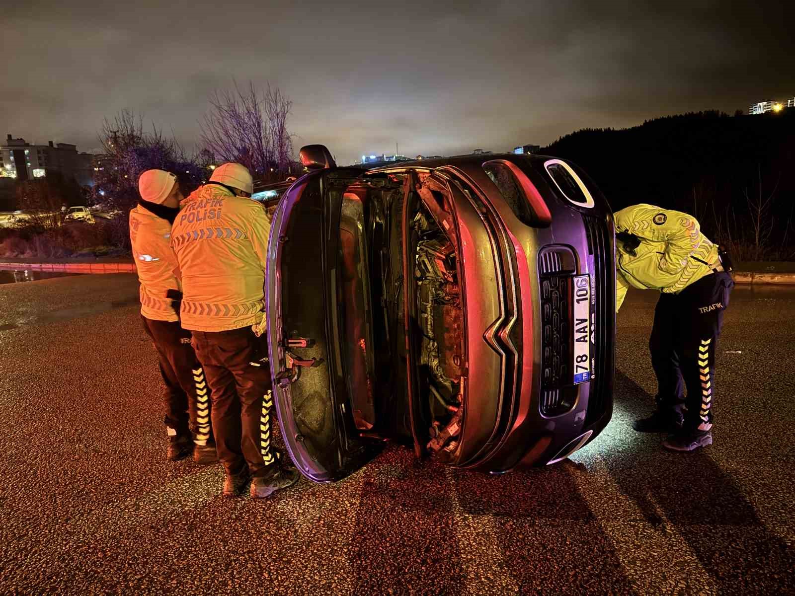 Kaldırıma çarpıp devrildi: 1 yaralı