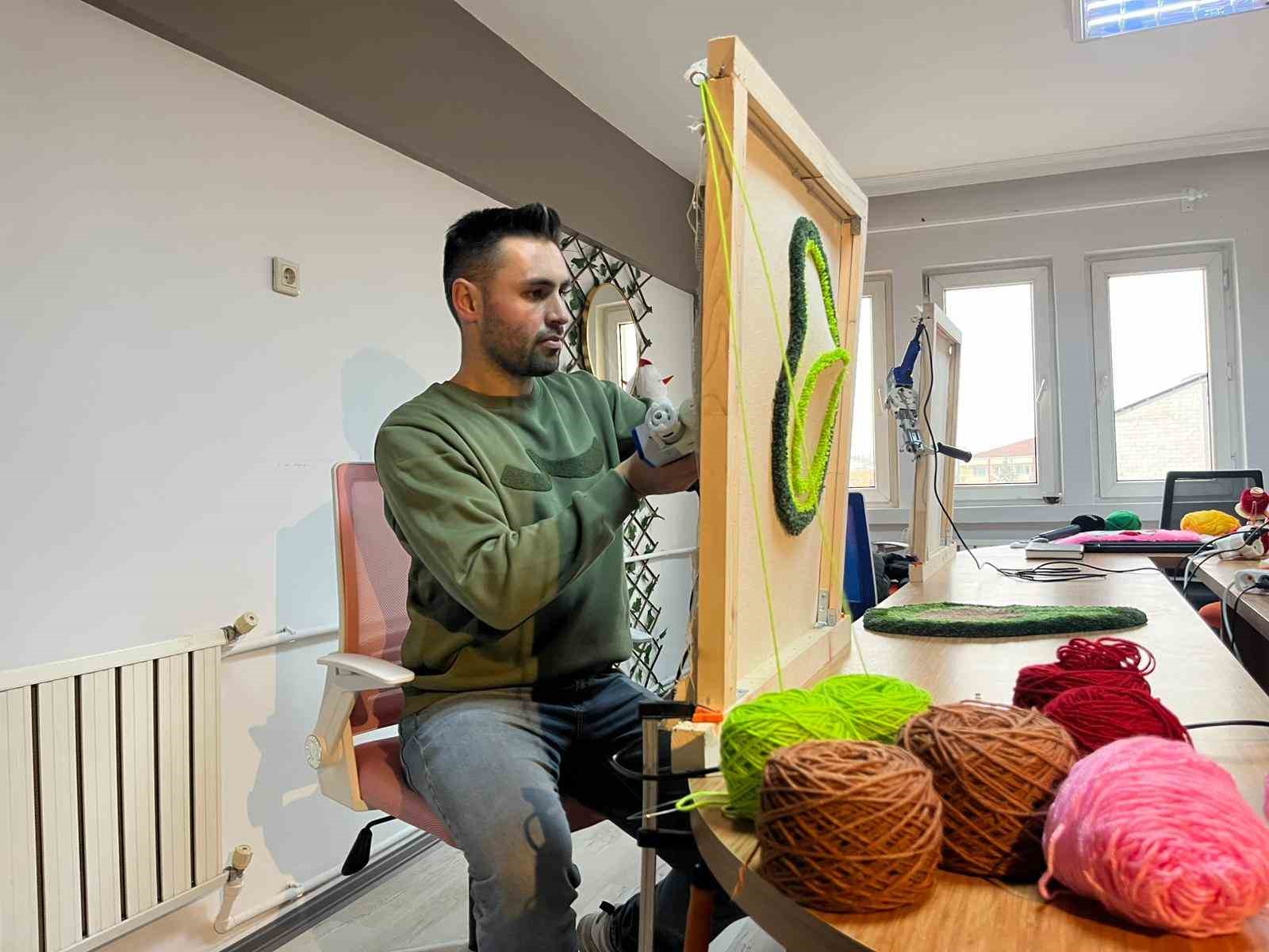 Tüm birikimi ile açtığı halı dokuma atölyesinde hayallerini kumaşa döküyor