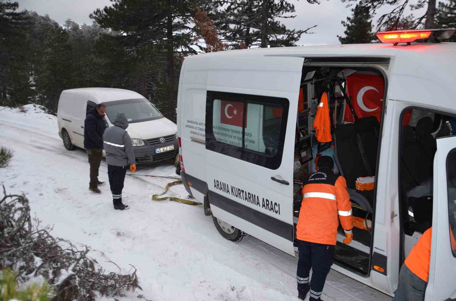 Demirci’de kar nedeniyle yolda mahsur kalan 3 avcı kurtarıldı