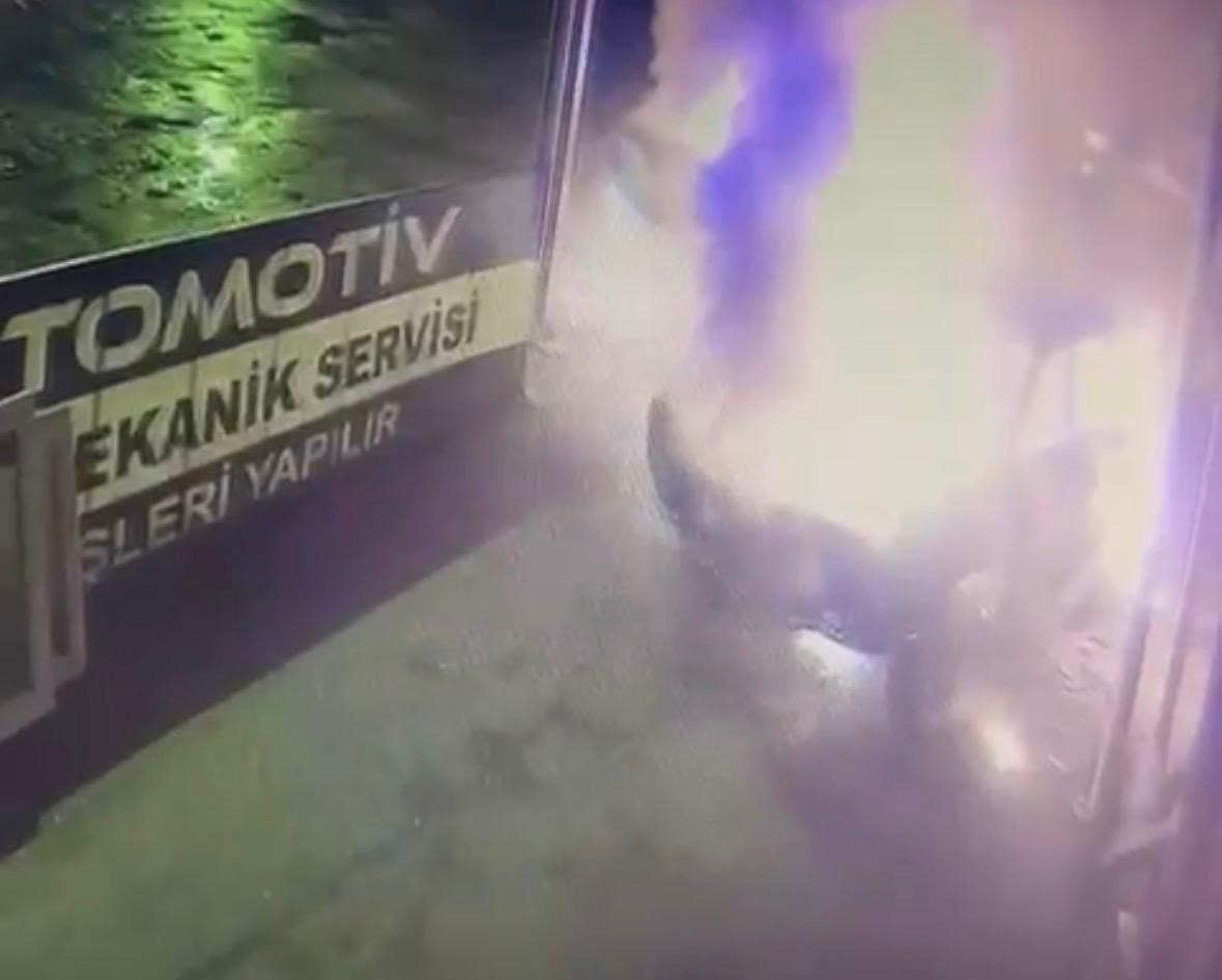 Bir gün önce oto sanayiye bırakılan kazalı otomobil alev aldı