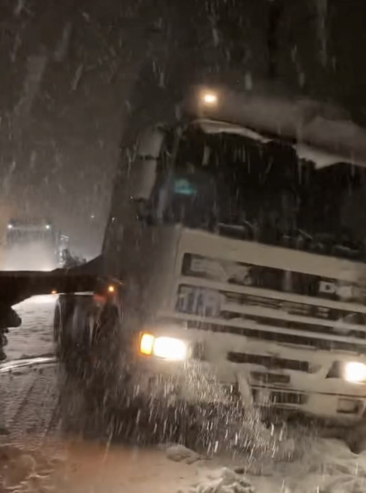 Düzce’de geçiş güzergahlarında tırlar makasladı, yollar kısmen kapandı