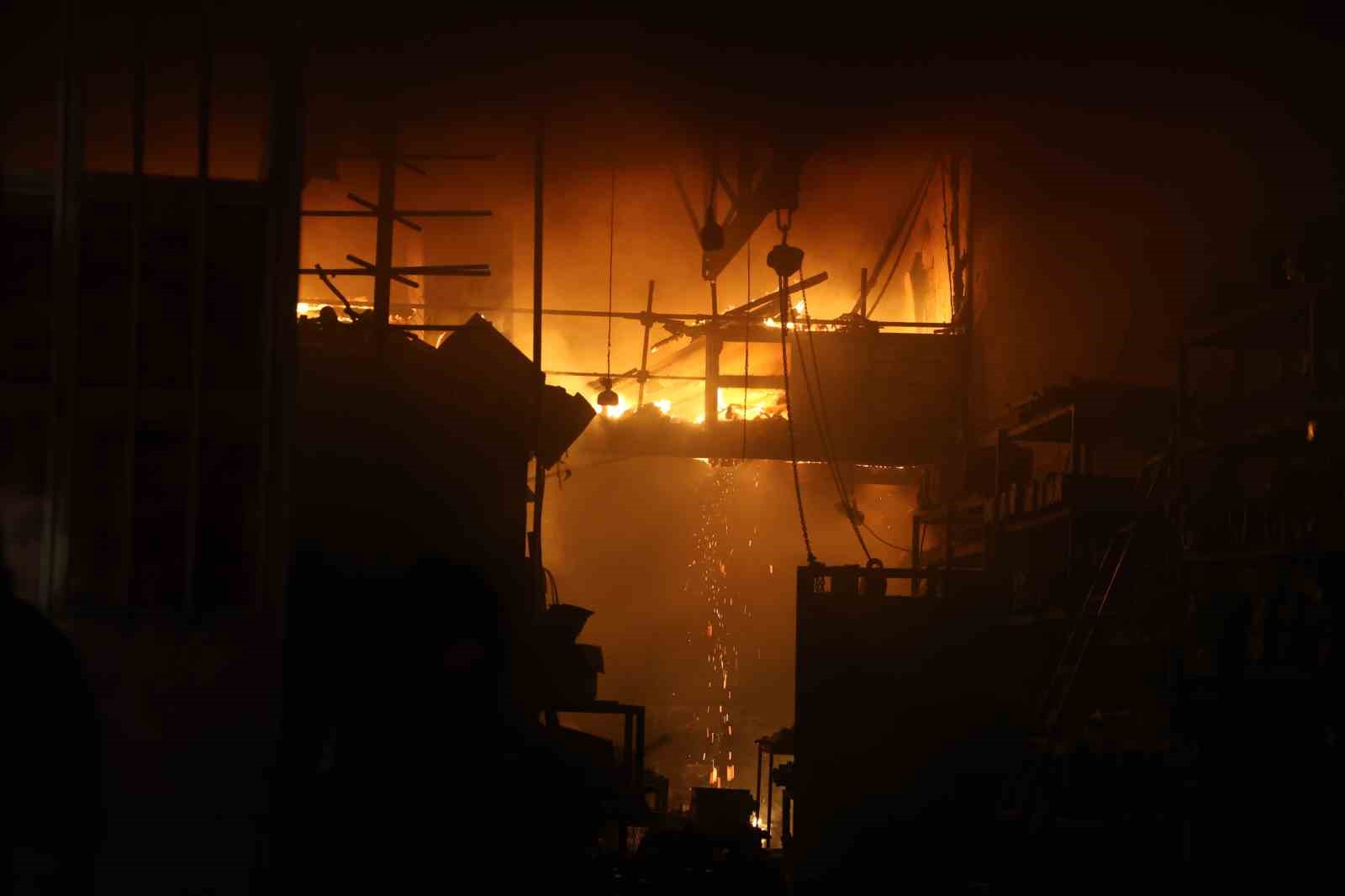 Sanayi Sitesi’nde çıkan yangında 9 iş yeri zarar gördü