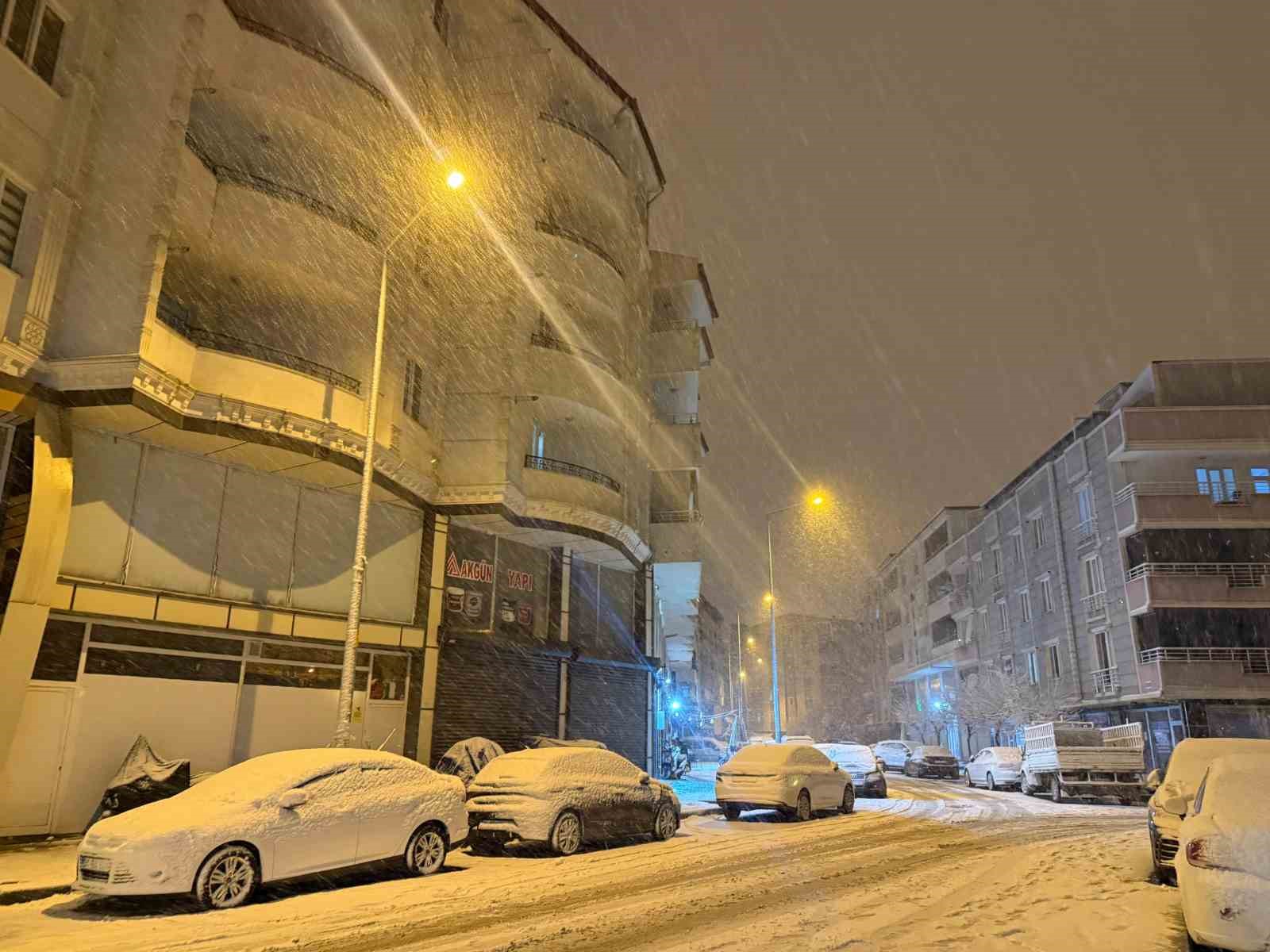 Iğdır’da kar yağışı şehir merkezini beyaza bürüdü