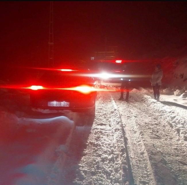 Bağ evine gitmek isterken mahsur kalan 2 şahsın yardımına polis yetişti