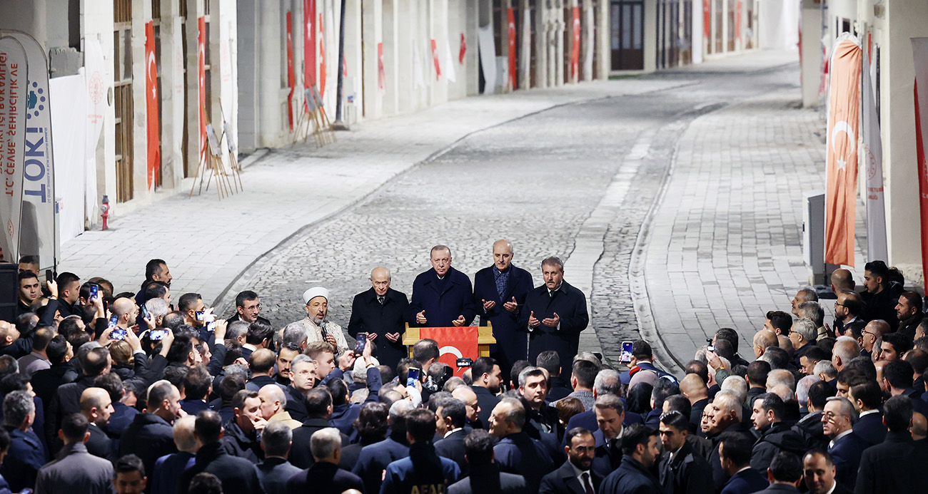Cumhurbaşkanı Erdoğan’ın butona basmasıyla Kurtuluş Caddesi’nde yeniden ışıklar yandı