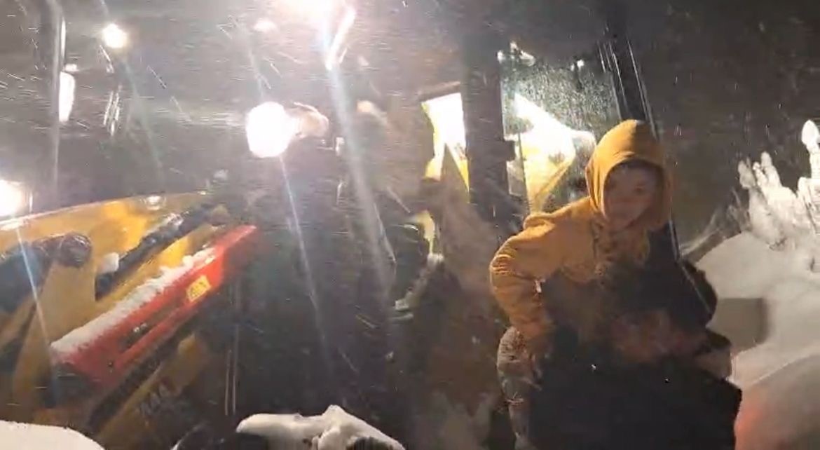 Kardan yolu kapanan köyde rahatsızlanan çocuğun imdadına ekipler yetişti