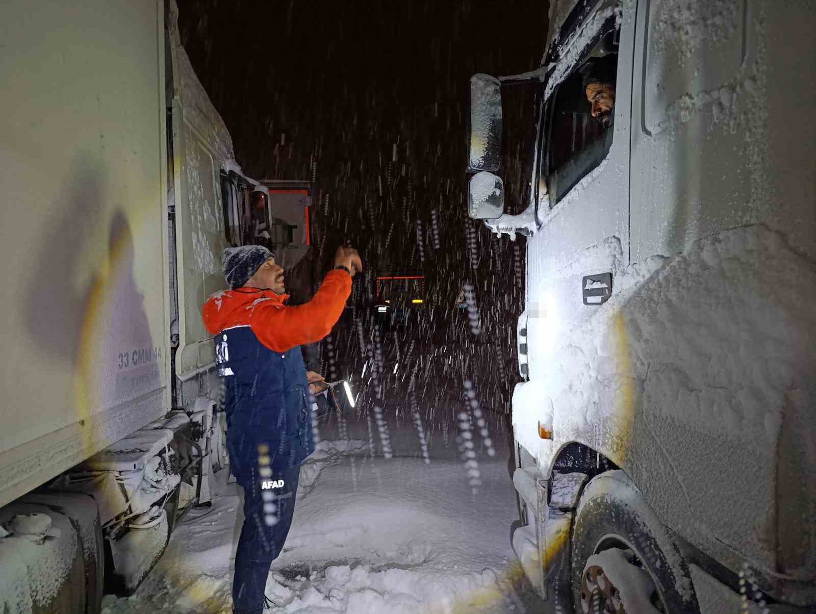 Tendürek’te tipi nedeniyle onlarca araç yolda kaldı