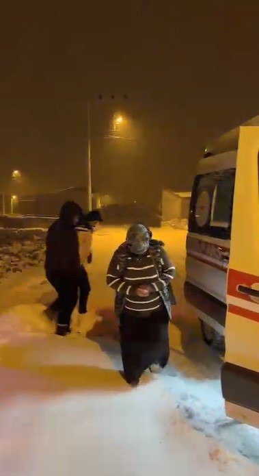 Kars’ta kar engelini aşan sağlık ekipleri hasta vatandaş için seferber oldu