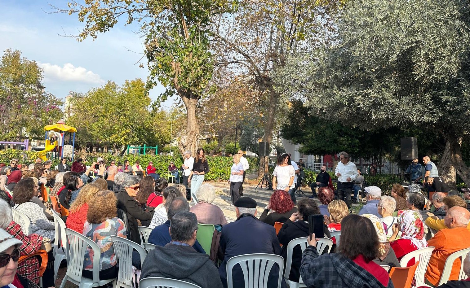 Yaşlı evinde kuşakları buluşturan yeni yıl etkinliği