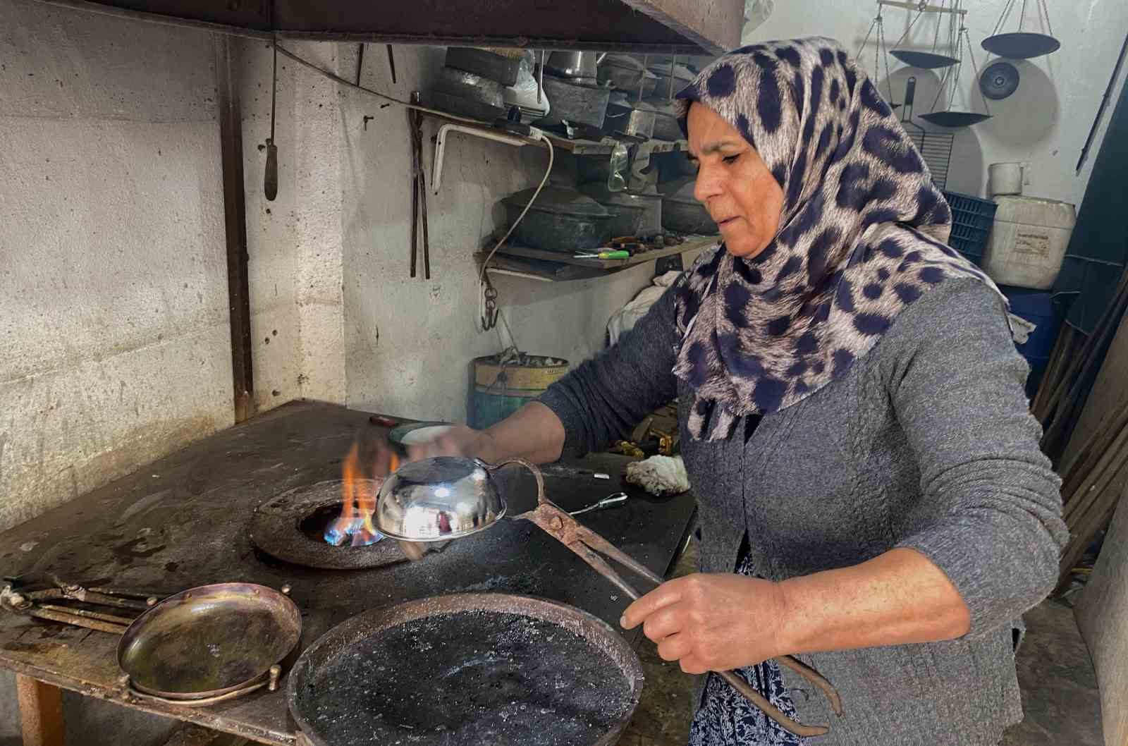 Kadın eliyle yarım asırlık kalaycılık