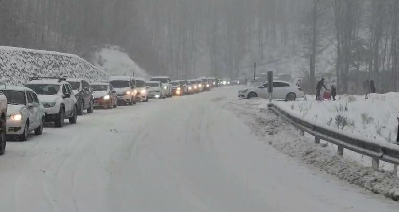 Uludağ’da trafik çilesi, kilometrelerce kuyruk oluştu
