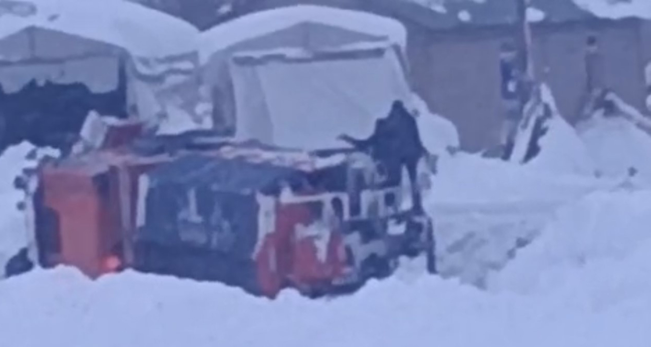 Yüksekova’da karla mücadele aracı devrildi