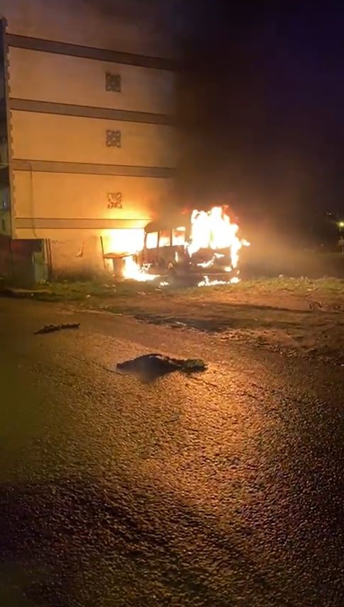 Avcılar’da minibüs alev alev yandı