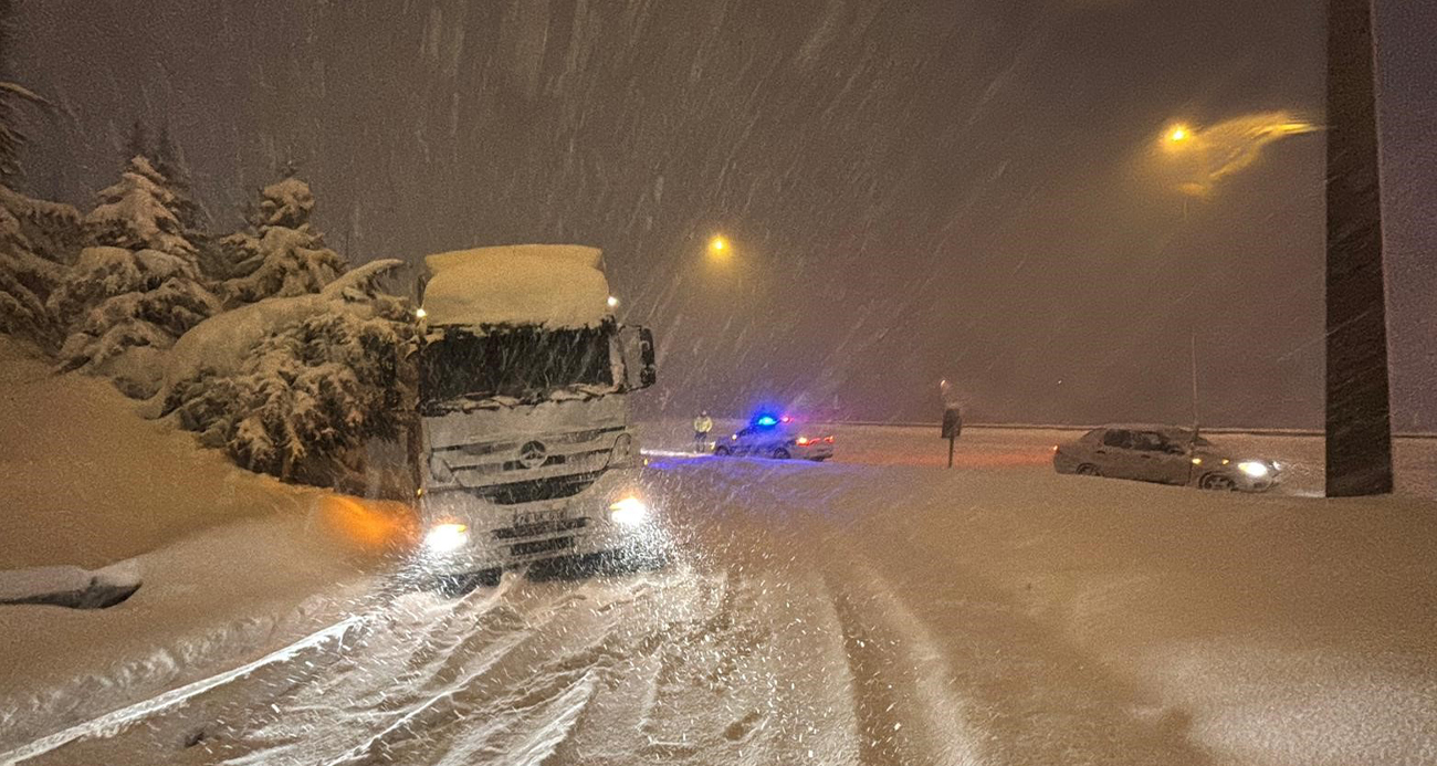 Bolu Dağı ağır tonajlı araçların geçişine kapatıldı: Kar kalınlığı 40 santimetreyi geçti
