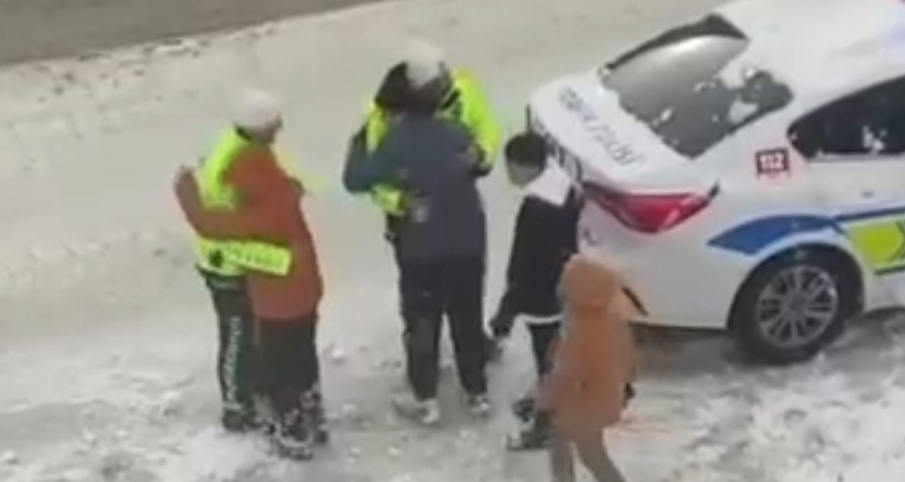 Van’da yürekleri ısıtan görüntüler: Trafik polisleri çocuklarla kartopu oynadı