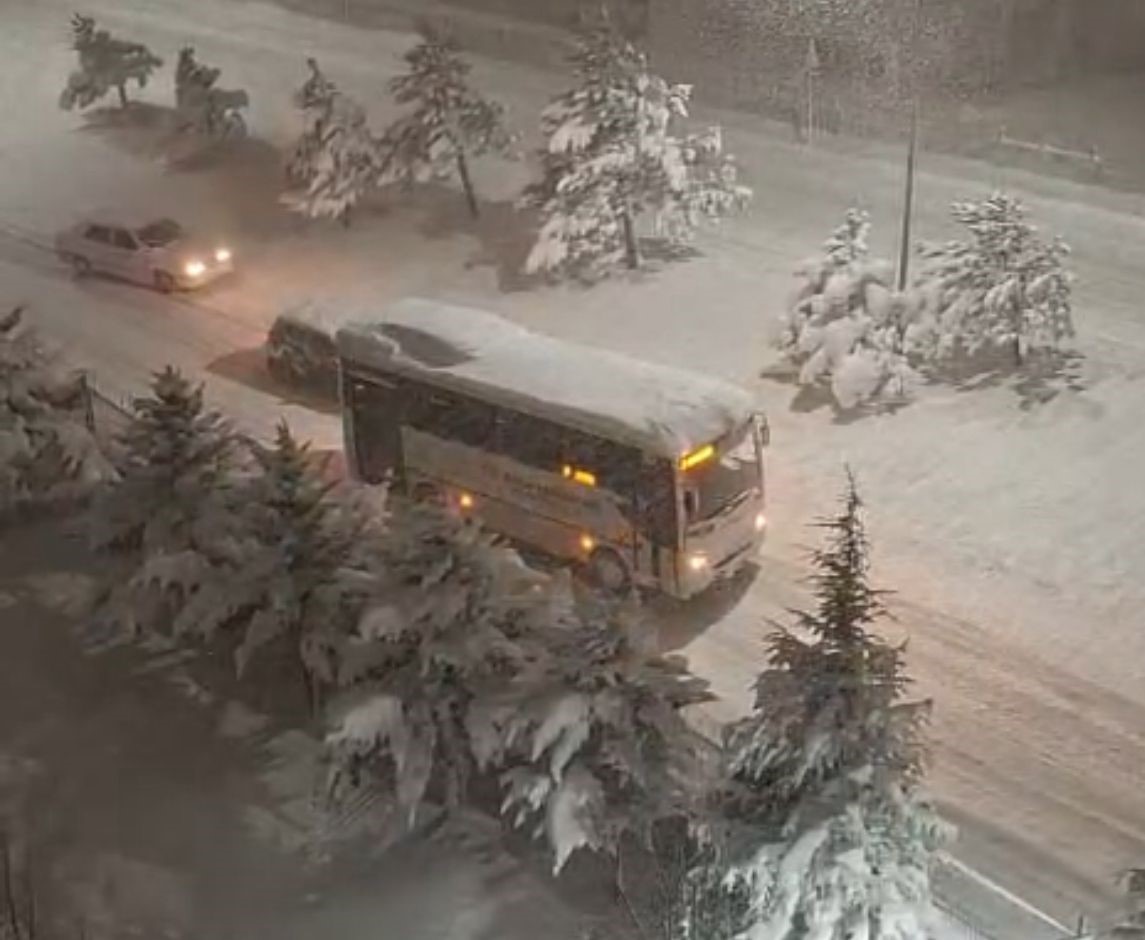 Bolu’da kar kalınlığı 30 santimetreyi aştı, onlarca araç rampalarda yolda kaldı