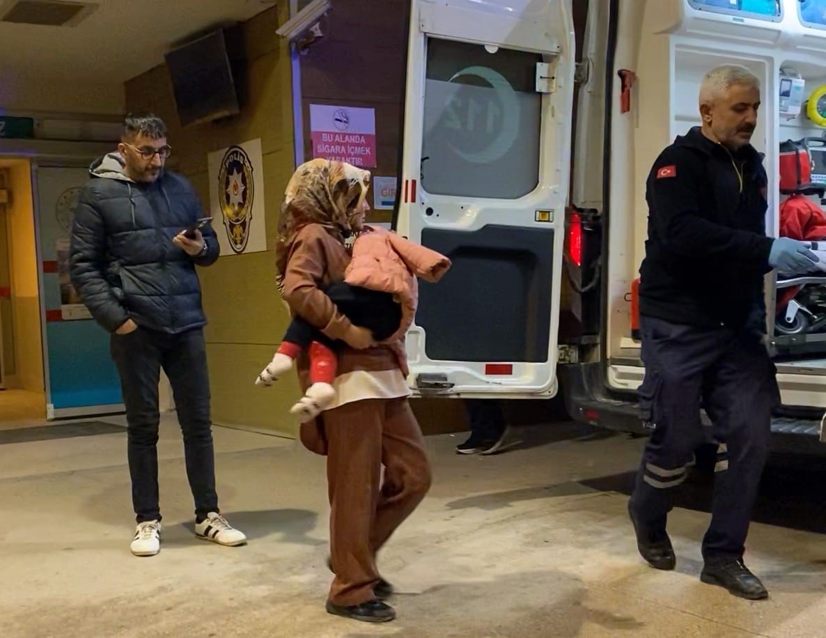Üzerine şifonyer devrilen çocuk hastaneye kaldırıldı