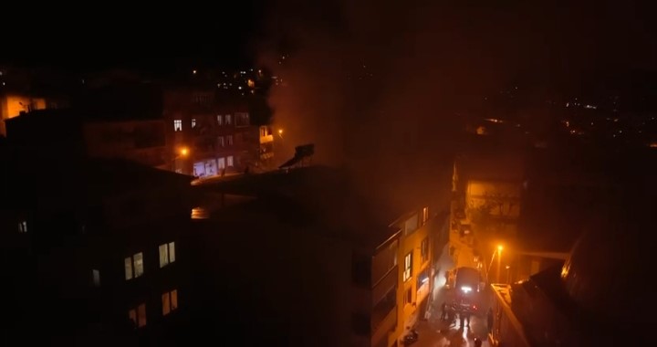 Bursa’da apartmanın deposunda çıkan yangın paniğe neden oldu: 1 kişi hastaneye kaldırıldı