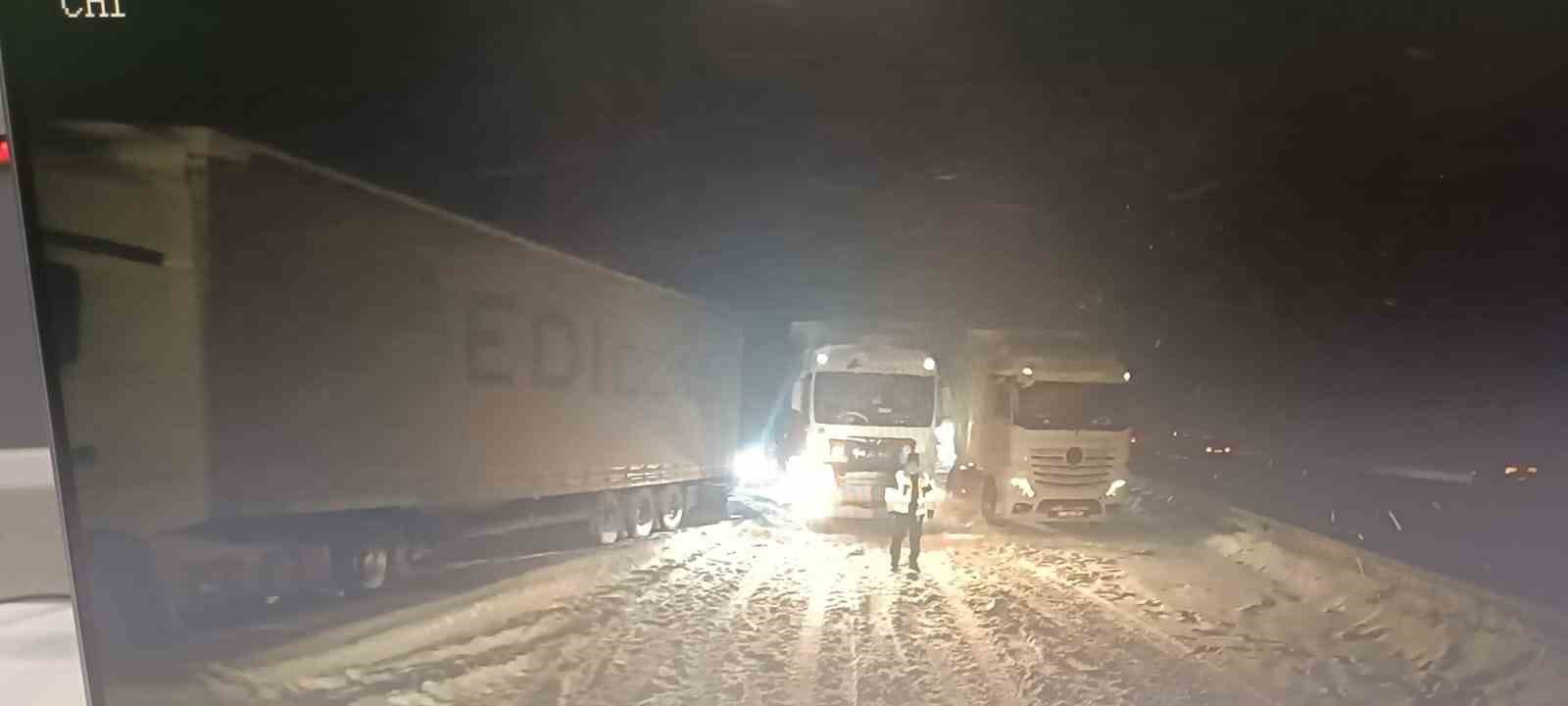 TEM Otoyolu’nun Bolu geçişi Ankara istikametinde 3 tırın yolu kapatması sonucu ulaşım durdu