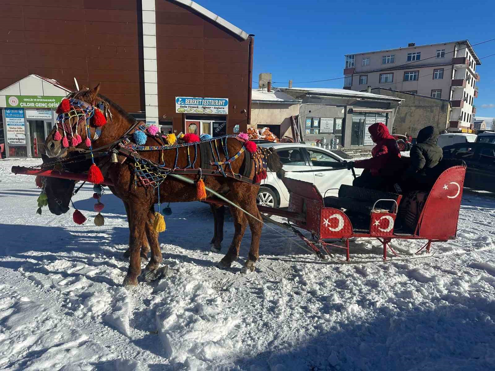 Atlı kızaklar donan göl için hazırlandı