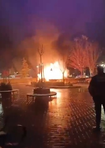 Hastane otoparkında 2 otomobilin küle döndüğü yangın anı kamerada