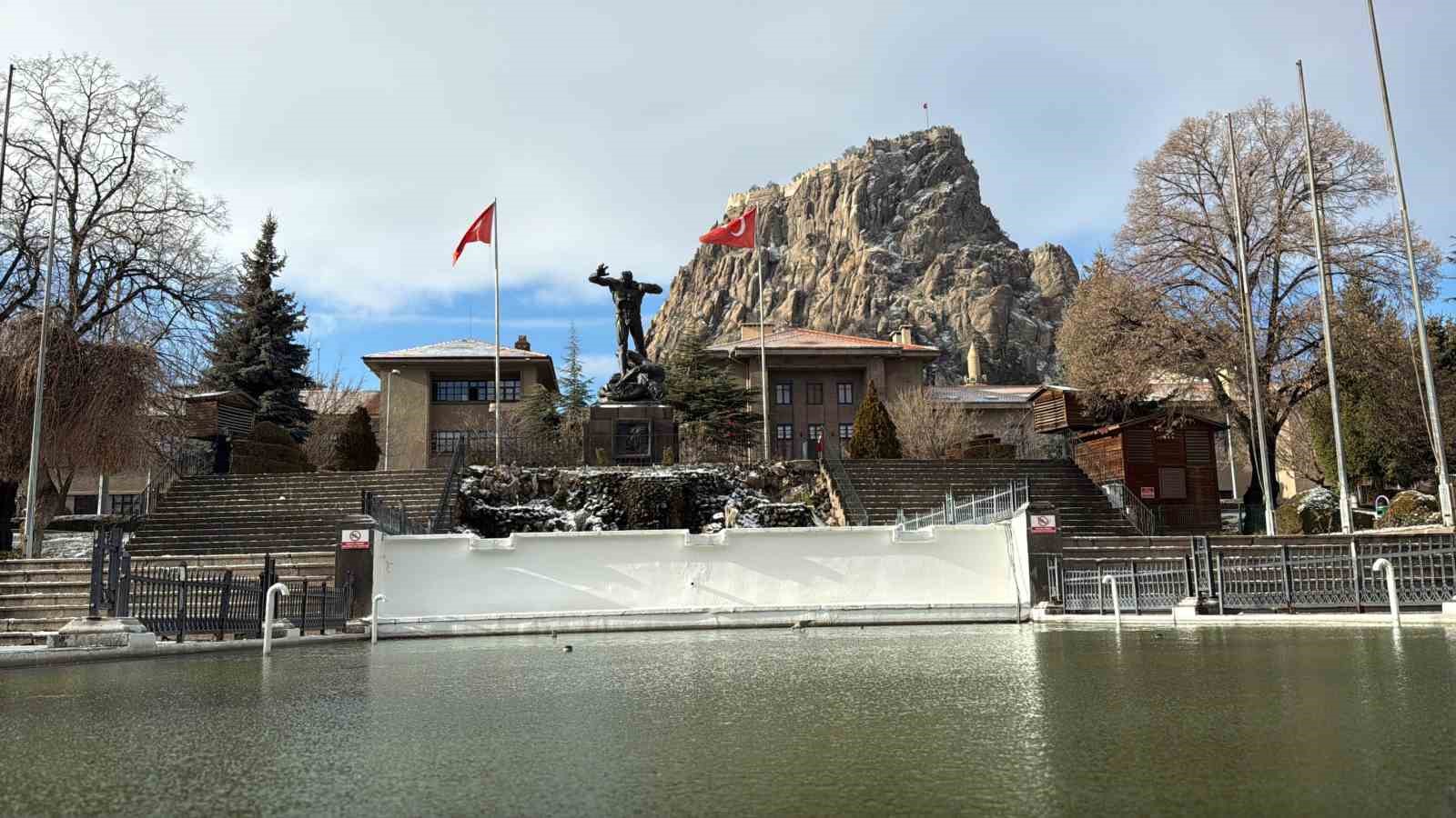 Hava sıcaklıklarının düştüğü Afyonkarahisar buz kesti