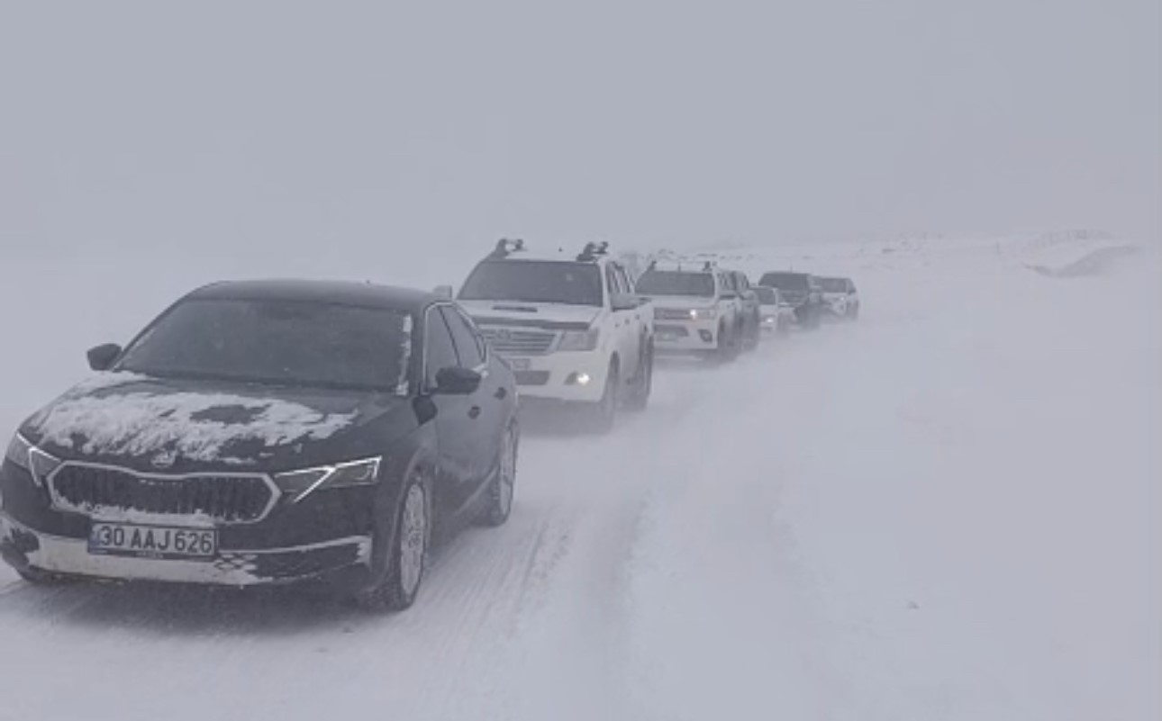 Yüksekova’da tipi ve fırtına nedeniyle 50 araç mahsur kaldı