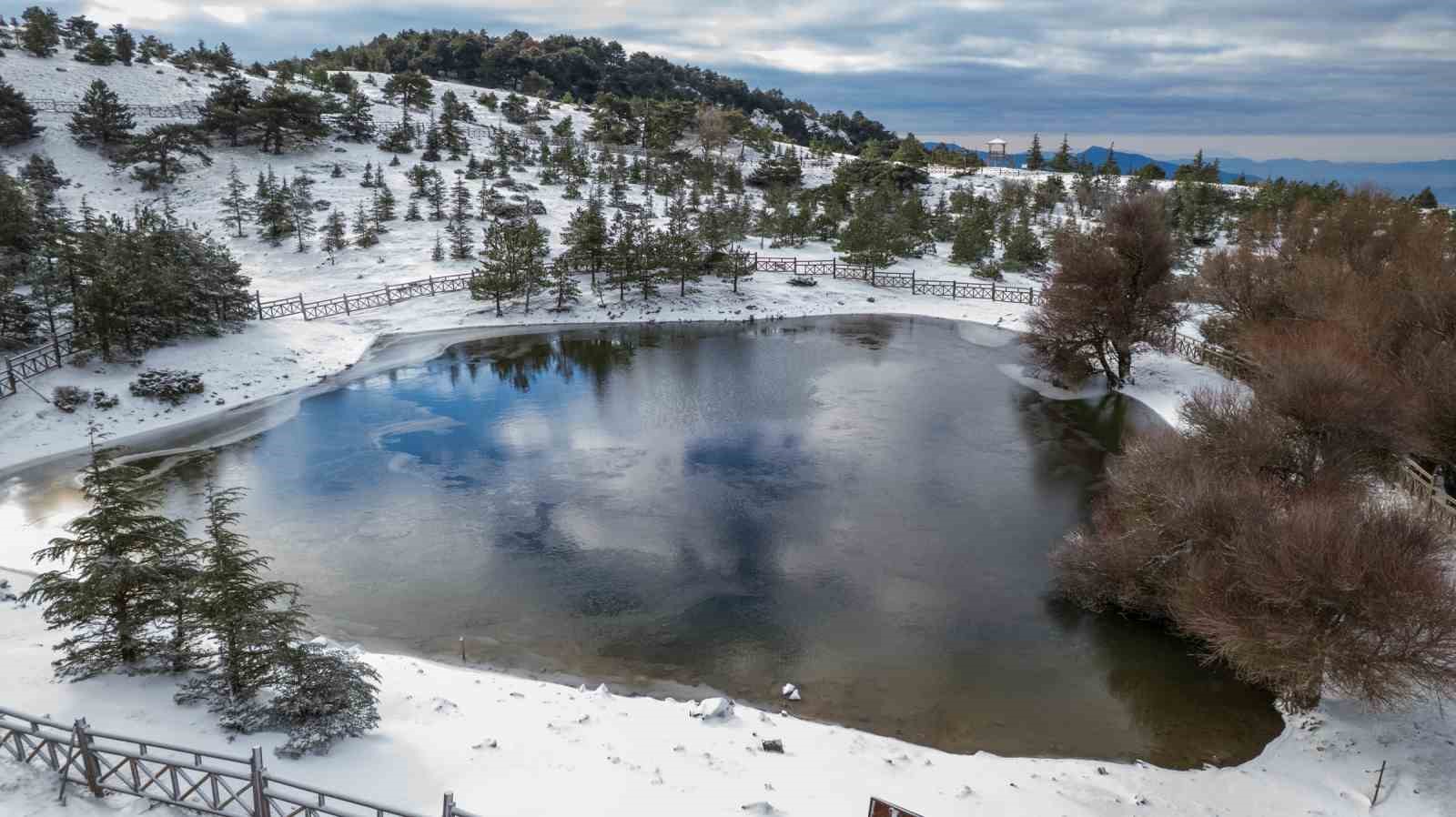 Spil Dağı beyaz gelinliğini giydi
