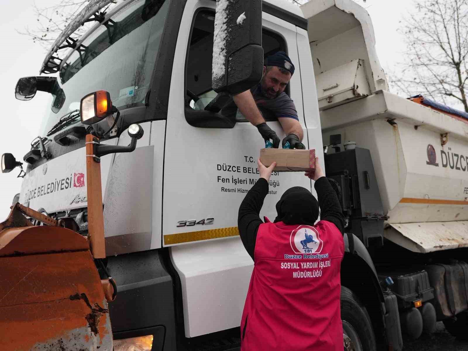Karla mücadele ekiplerine sıcak ikram