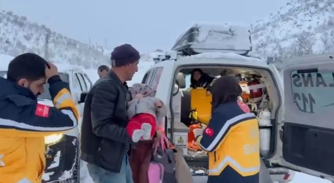 Böbrek rahatsızlığı olan 3 yaşındaki çocuk ambulansa ulaştırıldı