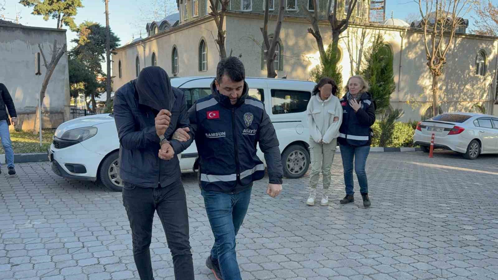 Üşüyünce girdikleri evden 50 bin liralık televizyon çaldılar