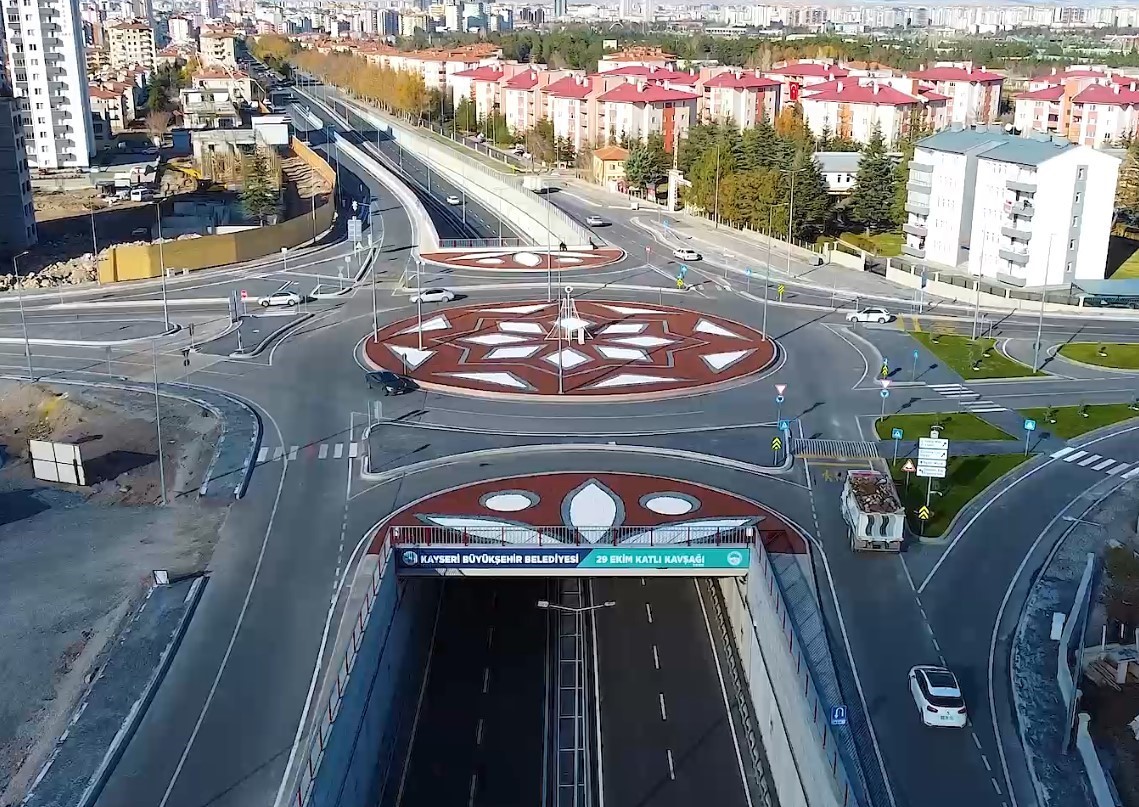 Kayseri Büyükşehir, kavşak peyzajı ile kentin vitrinine renk ve estetik katıyor