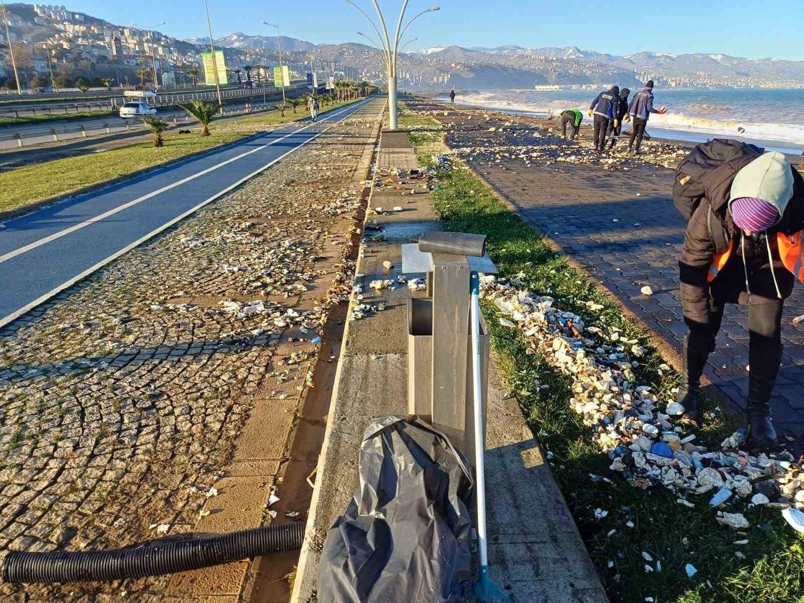 Trabzon’da fırtınada dalgaların sahile getirdiği atıklar temizleniyor