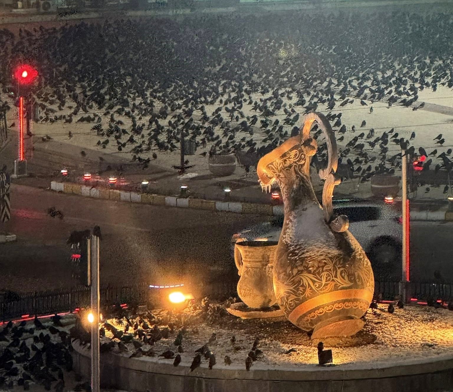 Akşam saatlerinde dikkat! Erzincan’da kargalar sokakları sardı