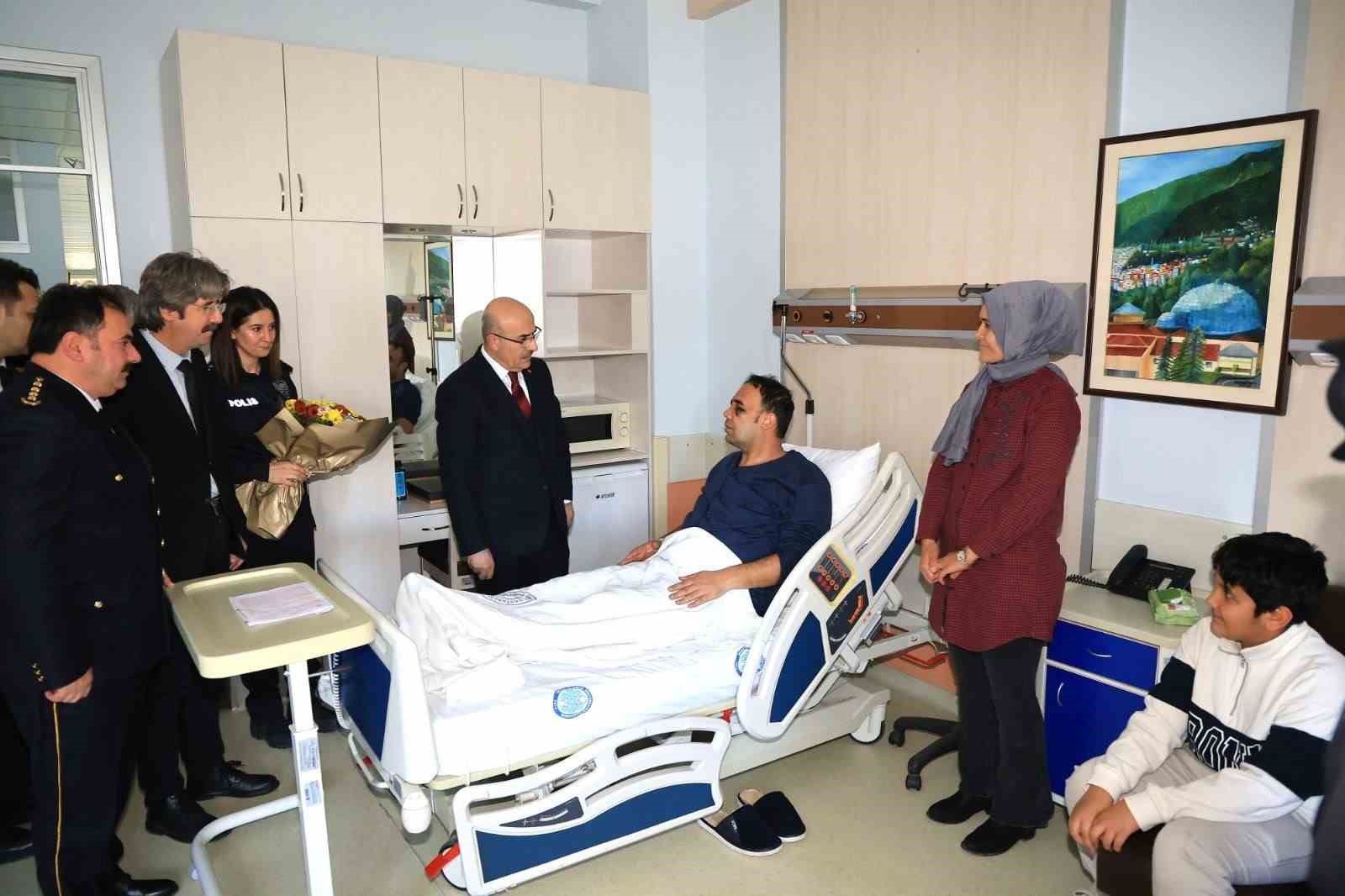 Emniyet Genel Müdürü Demirtaş, Yalova’daki çatışmada yaralanan polisi ziyaret etti