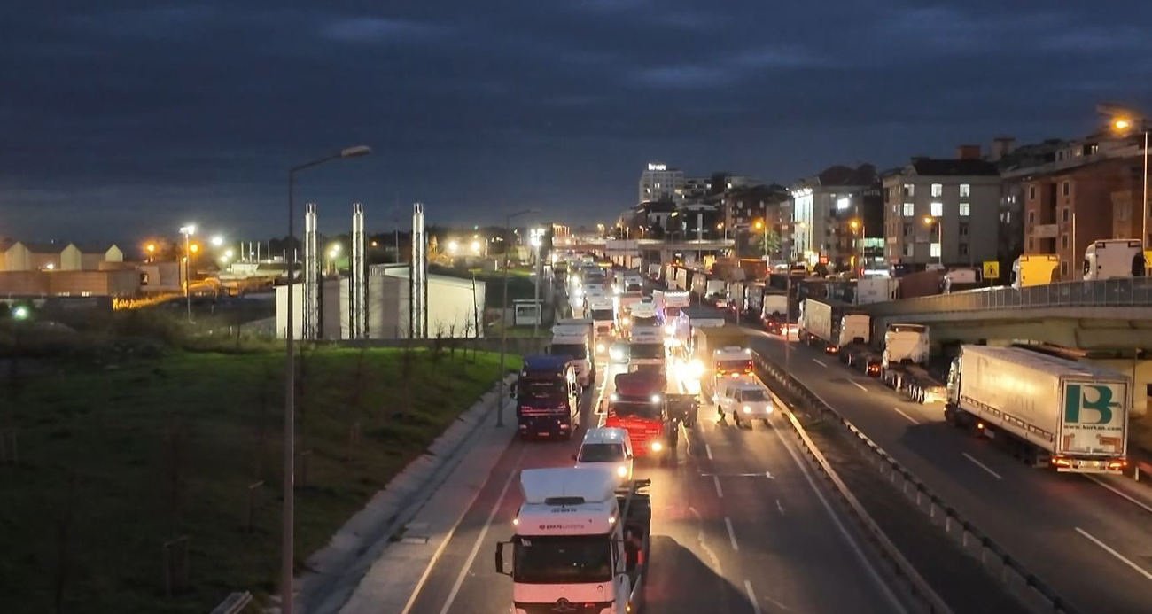 Beylikdüzü Ambarlı’da eylem yapan tır şoförleri nedeniyle trafik durma noktasına geldi
