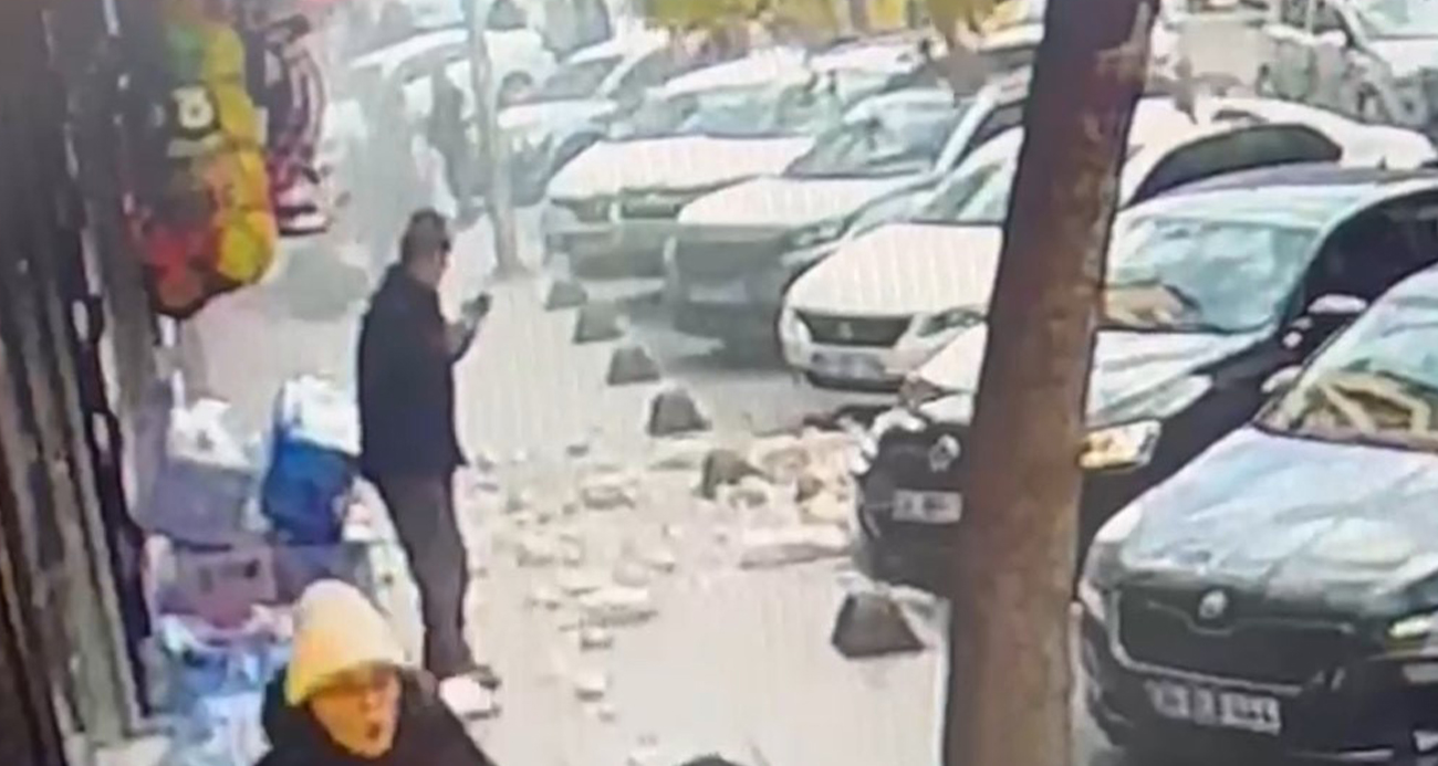 Güngören’de 5 katlı binada balkon çöktü, yayalar son anda kurtuldu