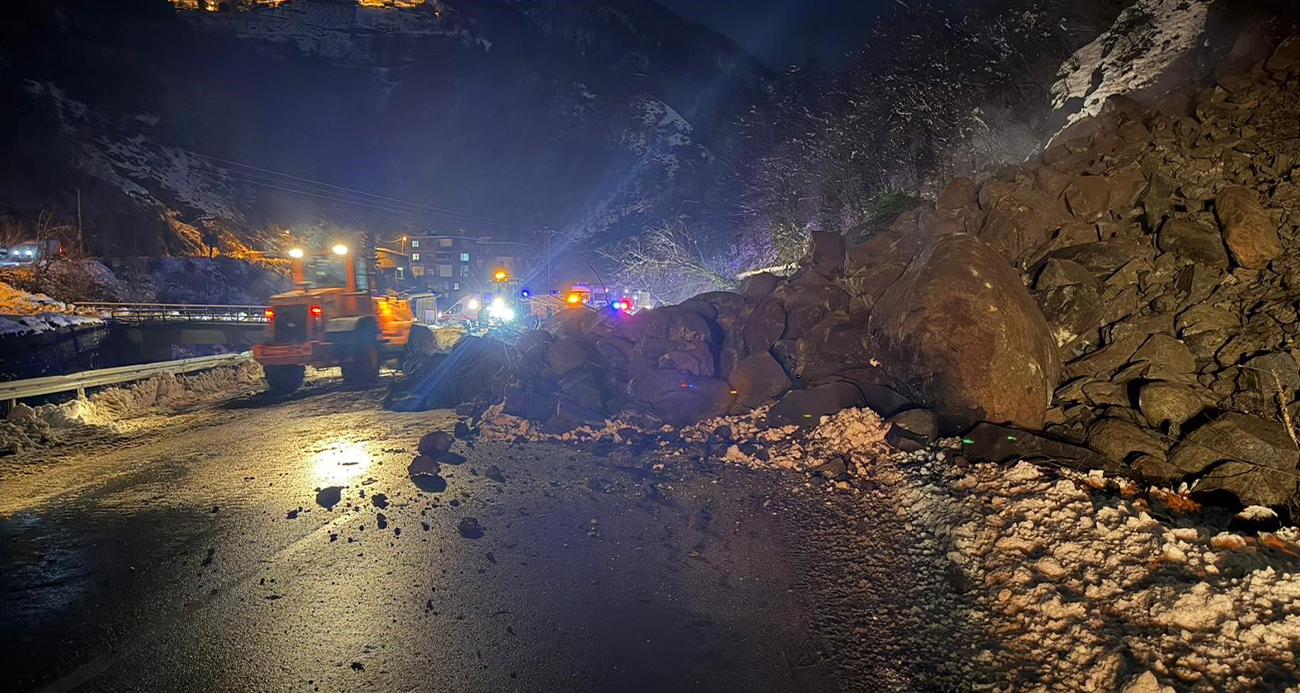 Artvin’de heyelan: Borçka-Hopa karayolu ulaşıma kapandı