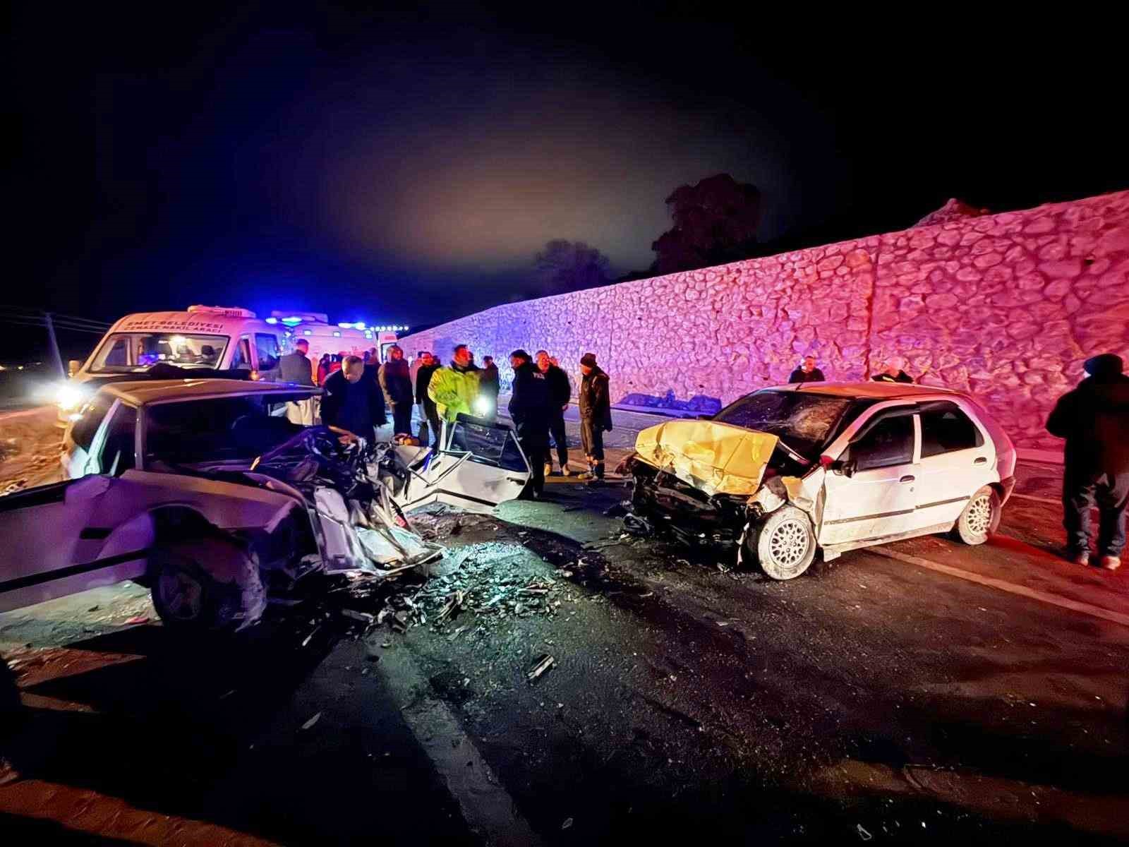 Emet’te iki araç kafa kafaya çarpıştı: 4 yaralı