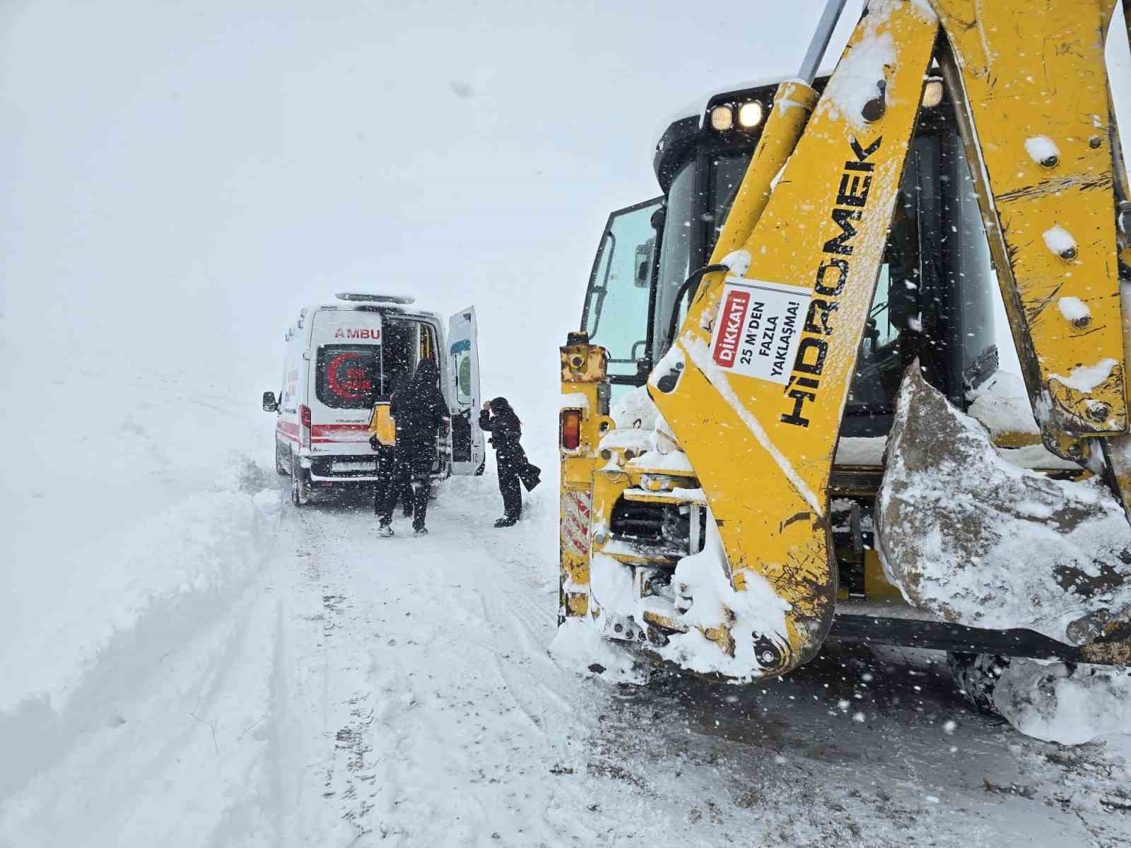 Van’da kar yağışı ulaşımı aksattı: Sağlık ve belediye ekipleri alarma geçti
