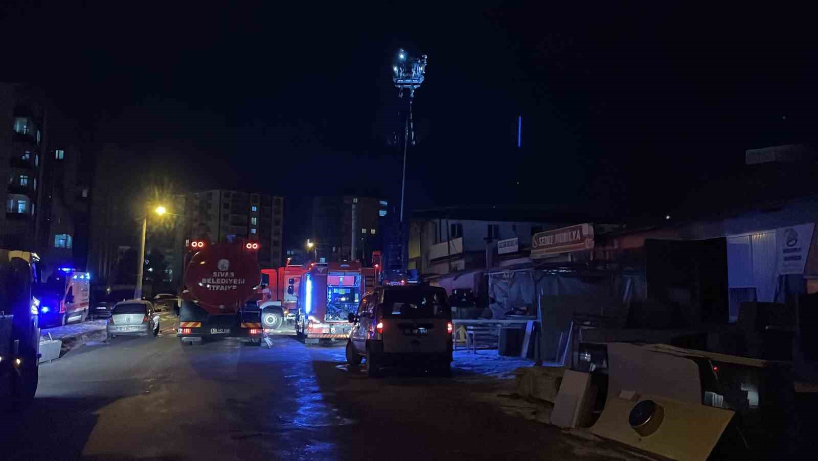 Mobilya imalathanesinde çıkan yangın paniğe neden oldu